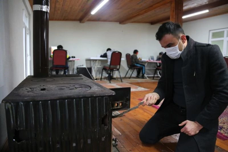 Köy muhtarı online eğitim derslerine katılamayan öğrencilerin sorununu böyle çözdü
