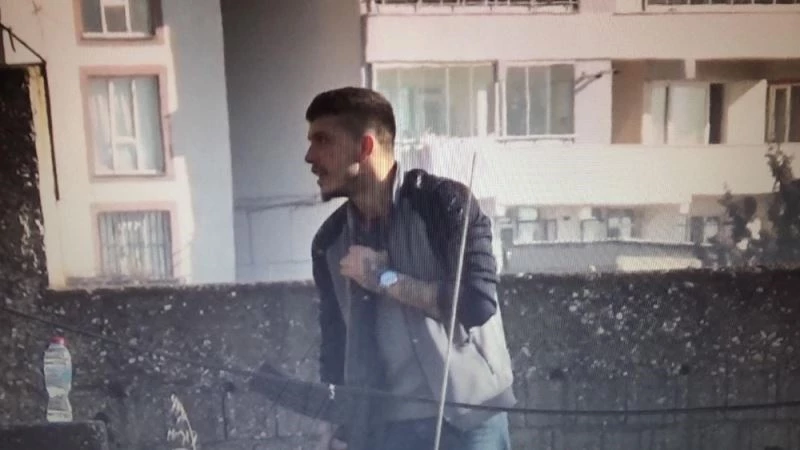 Önce bir otomobili kurşunladı, sonra tüfeği kendisine doğrulttu
