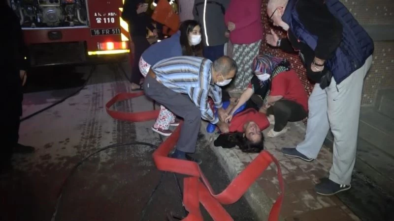 Yangın sırasında alevlere teslim olmamak için duşa girip, kendisini ıslatınca kurtuldu
