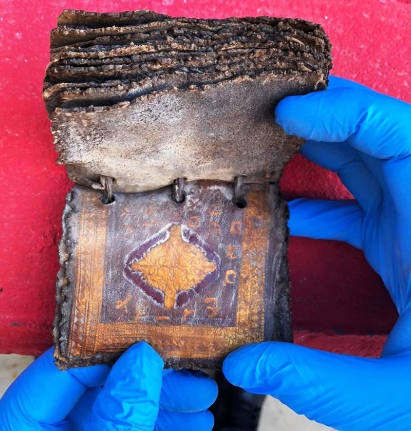 Altın varaklı Tevrat ele geçirildi
