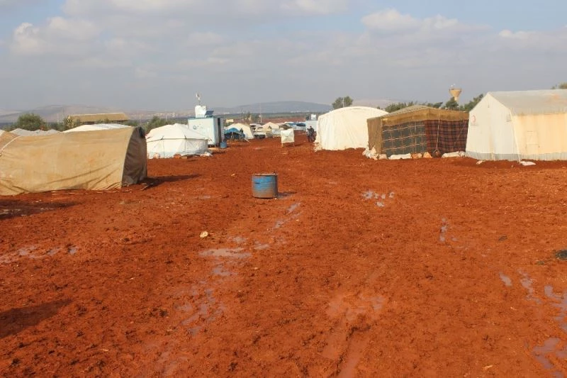 İdlib’de mülteci kampındaki çocuklar zor şartlar altında yaşıyor
