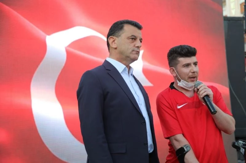 Siyasiler gaziye yardım için bir araya geldi
