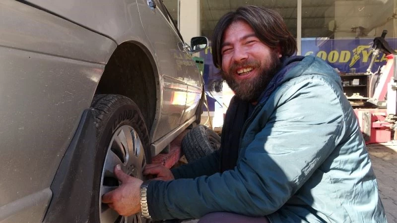 Gülmeden duramıyor, herkes gülmek için yanına geliyor
