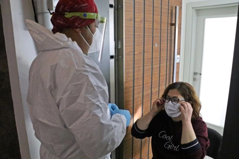 Kapı kapı dolaşıp vaka sayısını yarıya düşürdüler
