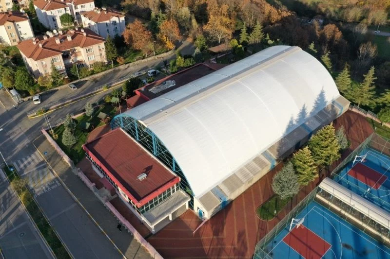 Halı sahaların bakımları yapılıyor
