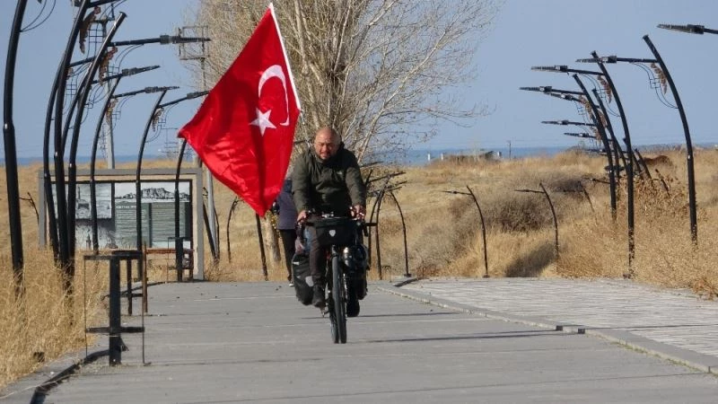Türkiye’yi Avrupa ülkelerine tanıtmak için 72 gündür pedal çeviriyor
