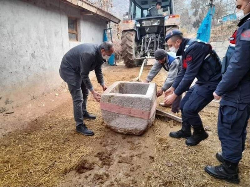 Çeşme oluğu olarak kullanılan vaftiz teknesi müzeye kazandırıldı
