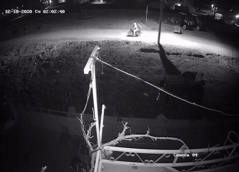 Sokağa çıkma kısıtlamasında motosikletleri böyle çaldılar
