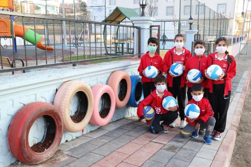 Siirtli çocuklar yeni voleybol sahalarına kavuştu
