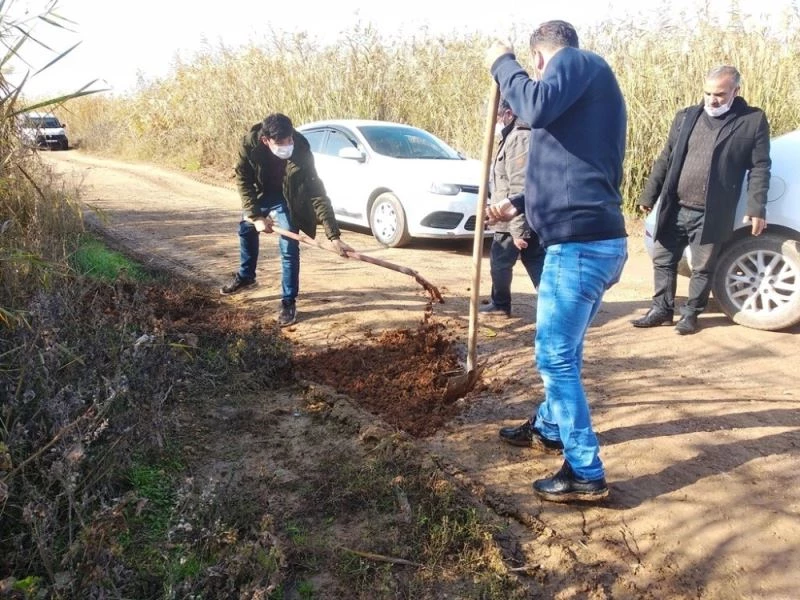 Bozuk yolu kazma ve kürekle düzeltmeye çalıştılar
