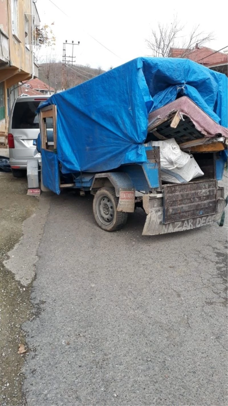 Tarım aracı park halindeki panelvana çarptı: 3 yaralı
