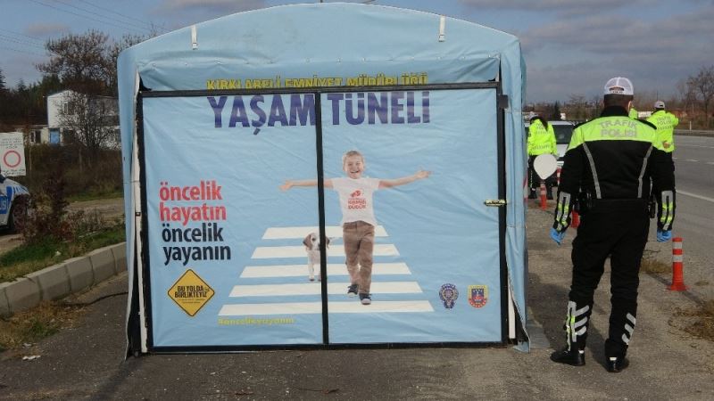 Trafik ekipleri yola çıkacak sürücüleri ’Yaşam Tüneli’ne alıyor
