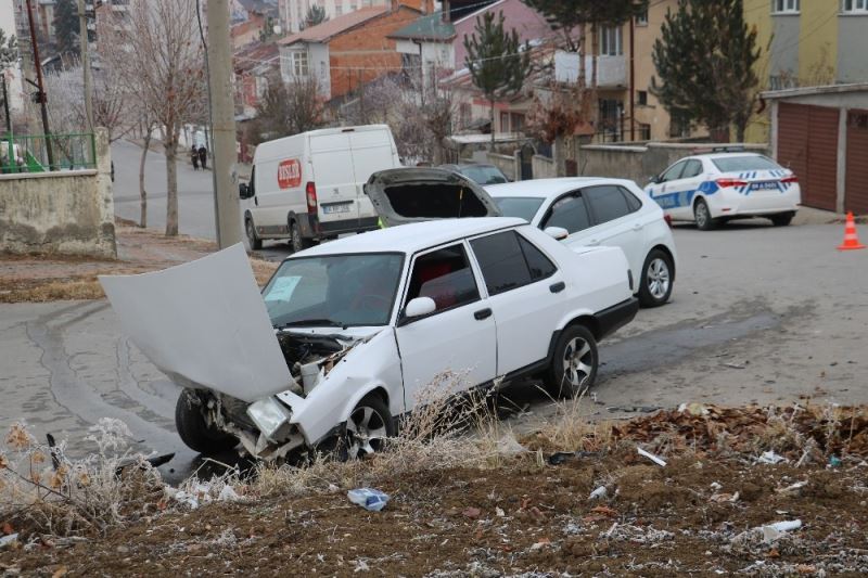 Satılığa çıkardığı otomobil ile kaza yaptı, yaralandı
