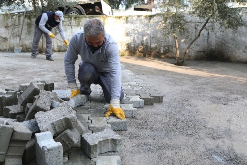 Efeler Belediyesi, Baltaköy’deki cami avlusuna parke taşı döşedi
