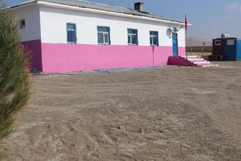 Hazro’da cami, taziye evi ve okul bahçelerine döşenen parke taşı çalışmalarında sona gelindi
