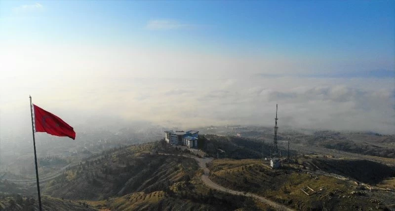 Elazığ’da sis etkili oldu, kent bulutlar altında kaldı
