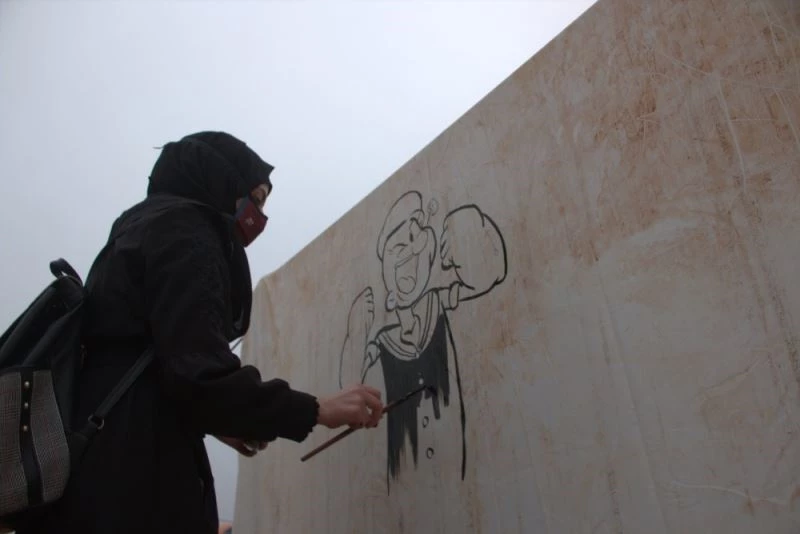 Suriyeli ressam resimlerle kamptaki çocukların yüzünü güldürüyor
