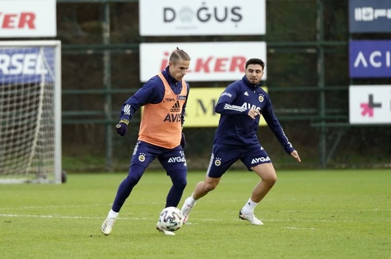 Fenerbahçe’de Sosa ve Tolga Ciğerci antrenmanda yer almadı
