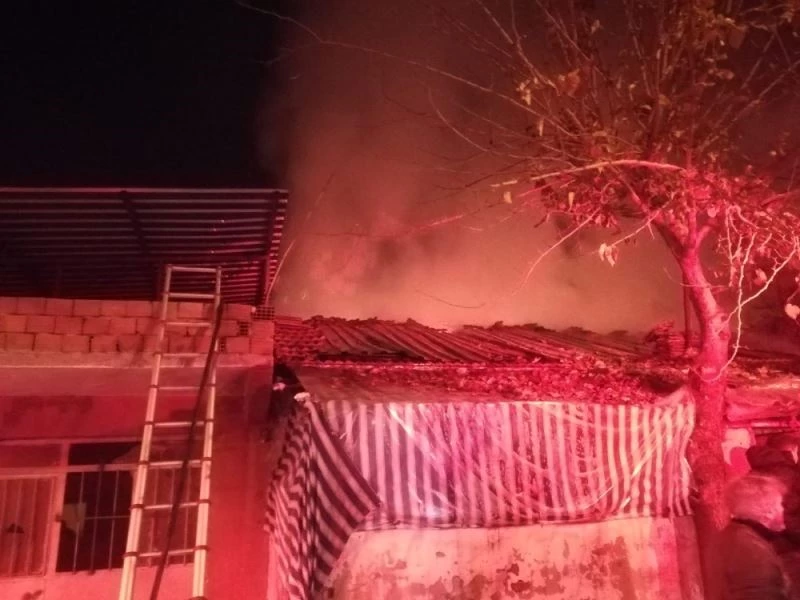 İzmir’de evde çıkan yangın bitişikteki binaya sıçradı
