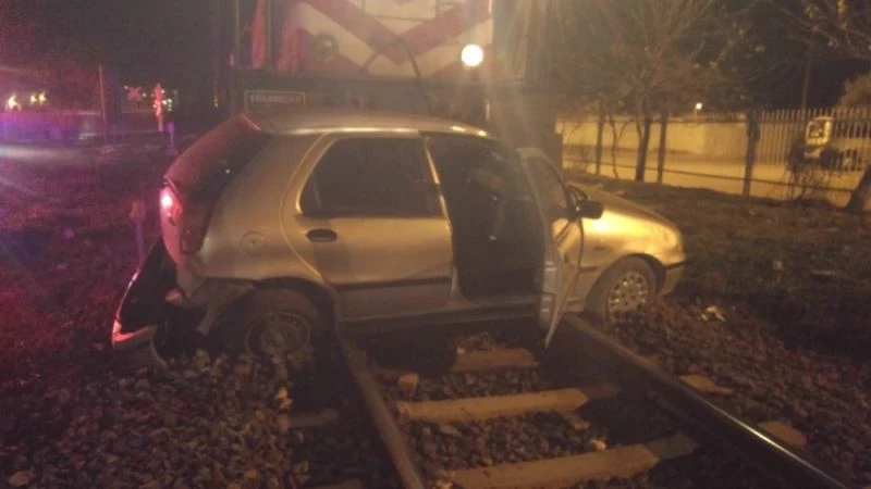 Trenin sürüklediği otomobilin içerisinden burnu bile kanamadan çıktı
