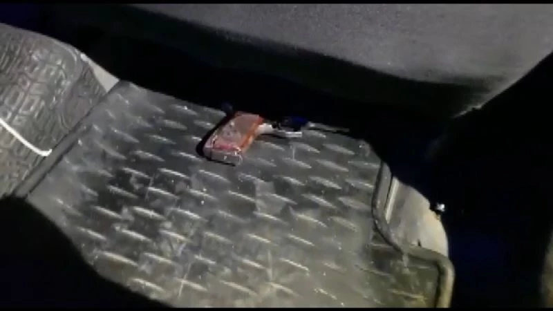 Taksiyle geldi çevirmeye takılınca silahı koltuk altına bıraktı
