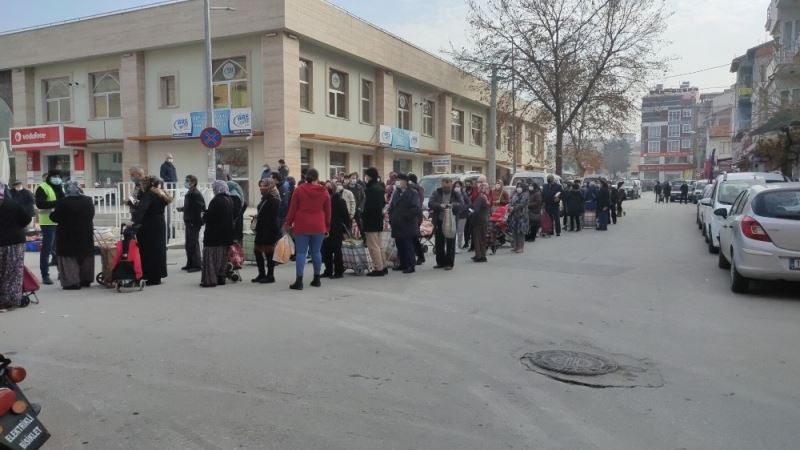 Pazarda ucu görünmeyen HES Kodu kuyruğu sosyal mesafe tanımadı
