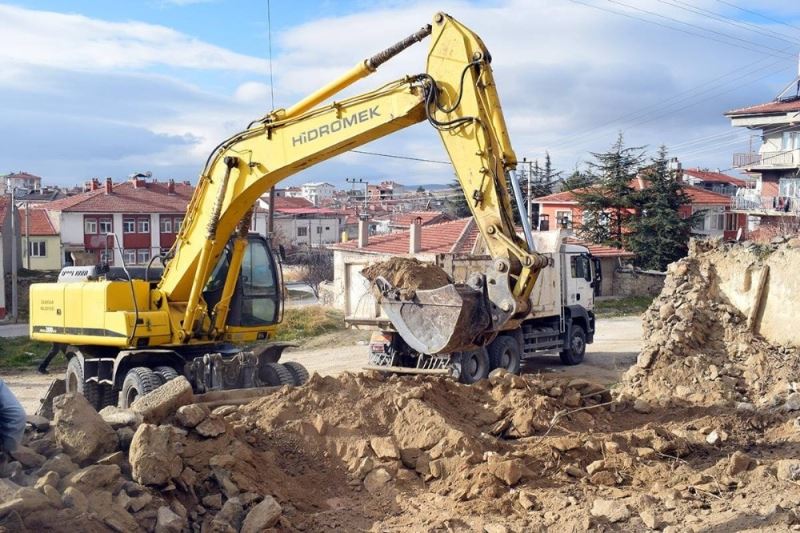 İscehisar’da metruk binaların yıkımına başlandı
