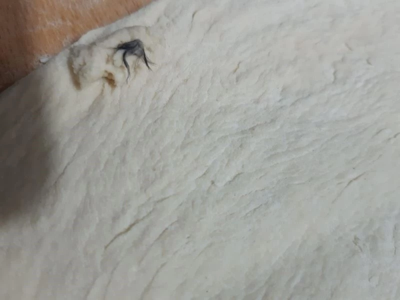 Pişi yapmak için aldığı hamurdan kıl yumağı çıktı
