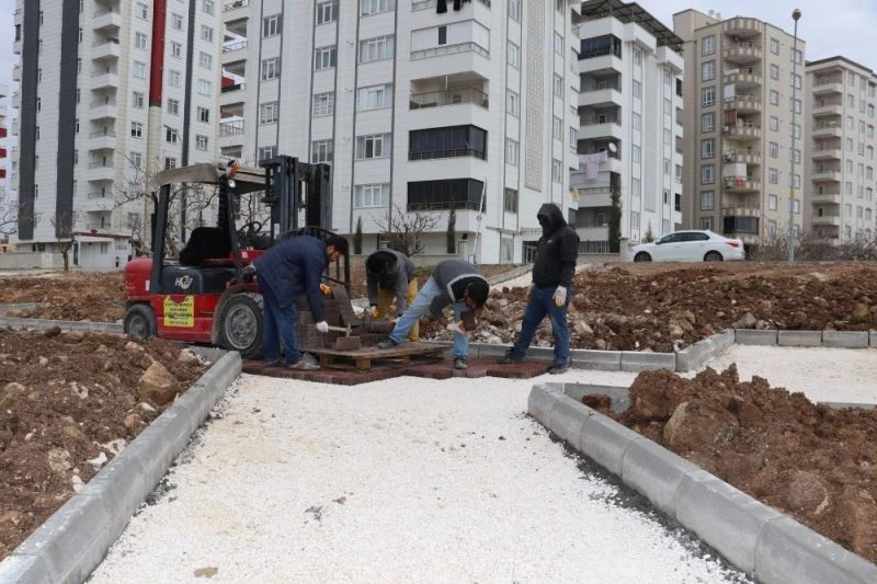 Karaköprü’de parklarda yeşillendirme çalışmaları
