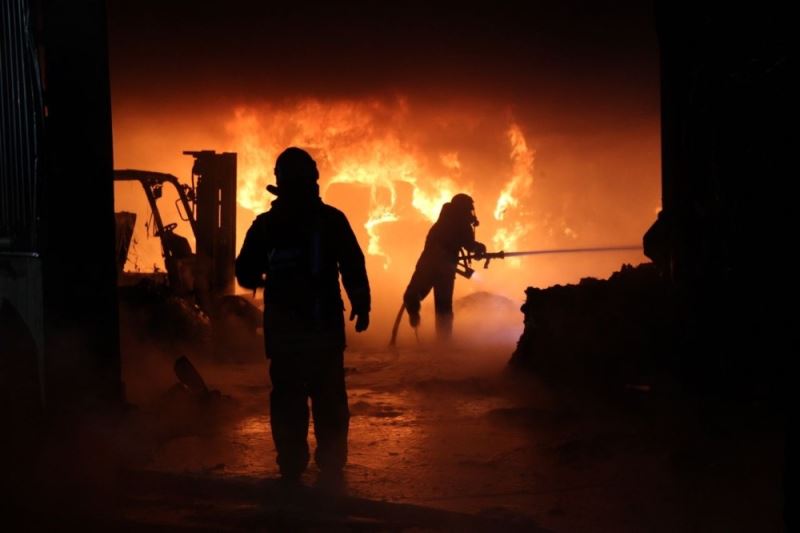 Kocaeli’deki fabrika yangını devam ediyor
