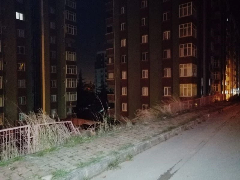 Otoparka uçan otomobil bir kişiye mezar oldu
