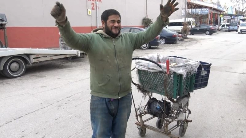 Ekmek mücadelesinde ‘eğlencesini’ de yanında taşıyor
