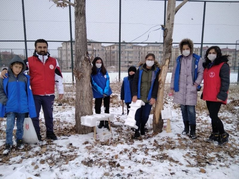 Gönüllü gençler doğadaki hayvanlara yem bıraktı
