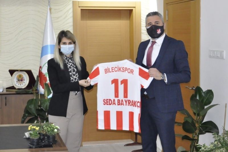 Bilecikspor Başkanı Avcı, Genel Sekreter Bayrakçı’ya Bilecikspor forması hediye etti
