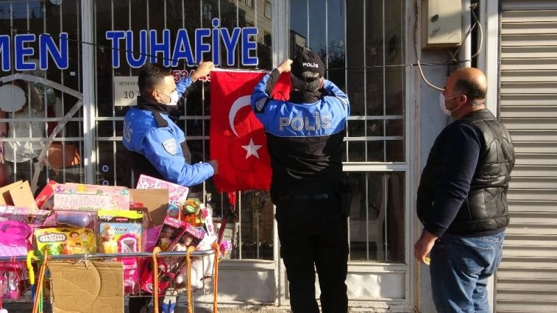 Yıpranan bayrakların yerine yenileri asıldı
