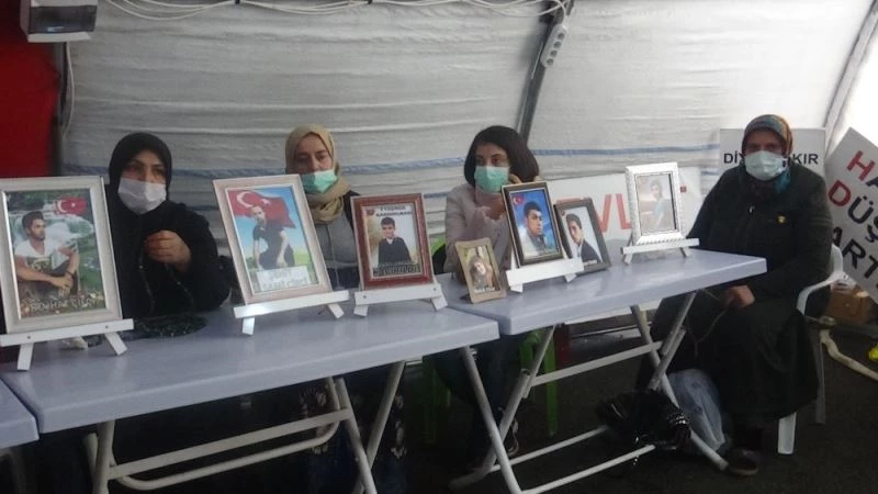 HDP önündeki aileler, soğuk havalara rağmen kararlılıkla eylemlerini sürdürüyor
