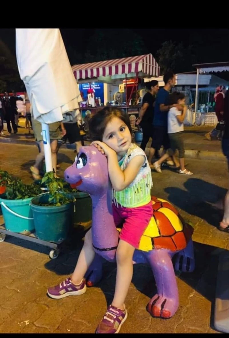 Ablası minik Duru’yu uyuyor sanmış
