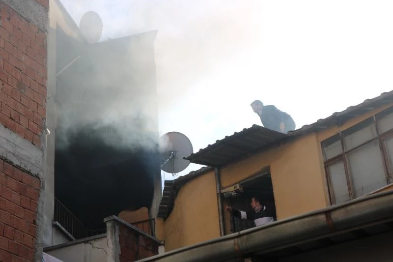 Uzaklaştırması olan koca, evi ateşe verdi
