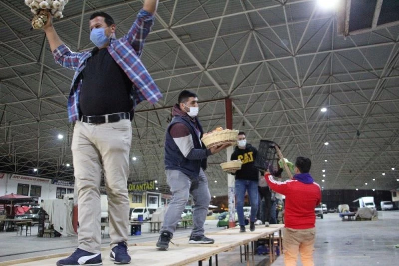 Tezgahlar podyum, pazarcılar manken, ürünler kışlık sebze ve meyveler oldu
