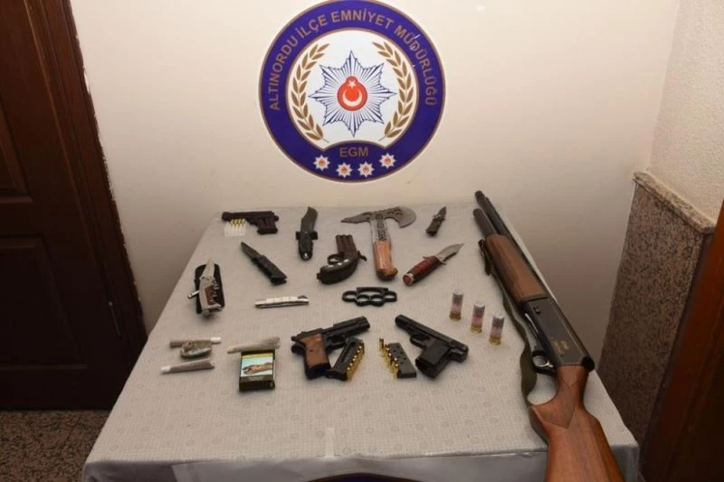 Ordu’da kumar oynanan barakadan cephanelik çıktı, 16 kişiye 50 bin 400 TL ceza kesildi
