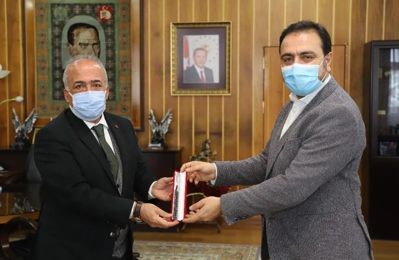 TÜSEB Başkanı Akdoğan aşı çalışmalarını yerinde inceledi
