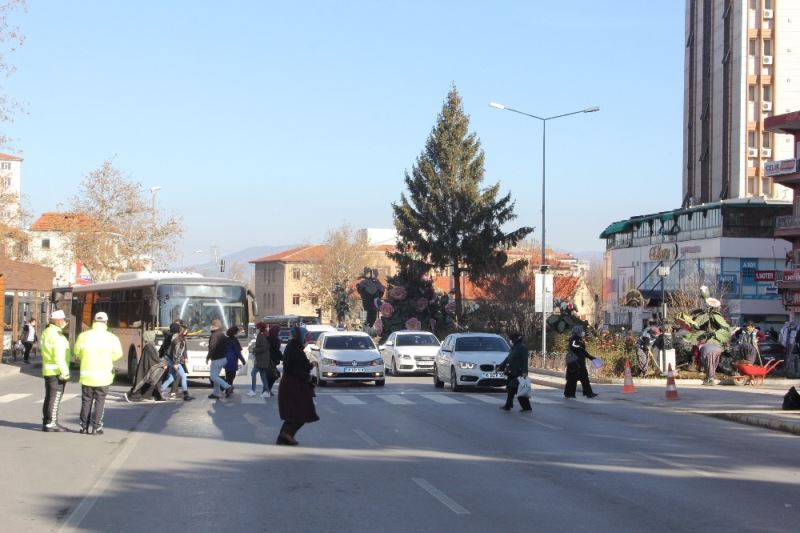 Isparta’da yayaya yol vermeyen 1606 sürücüye para cezası uygulandı
