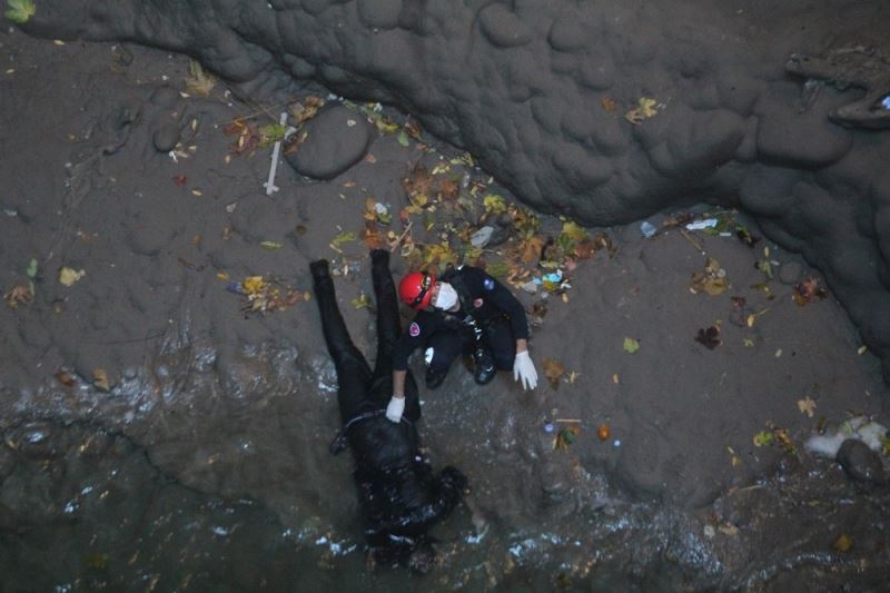 Kayıp gencin cesedi 50 metre derinlikteki obrukta bulundu
