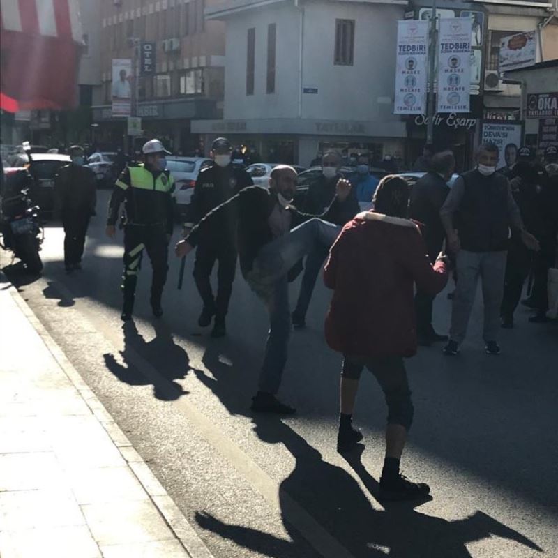 Maske takmayan şahıs kimlik soran polise bıçak çekti
