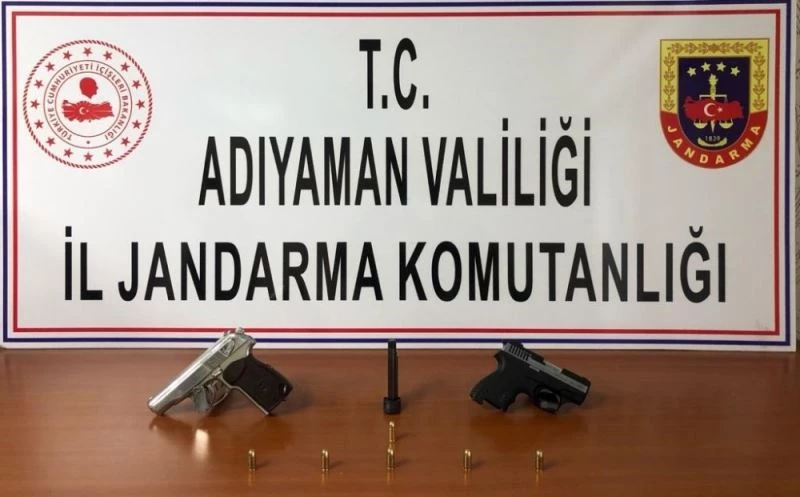 Şüpheli araçta tabancalar ve mermi ele geçirildi
