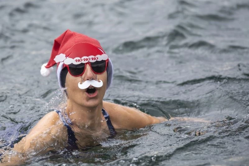 İsviçre’de Noel Baba şapkalarıyla göle atladılar
