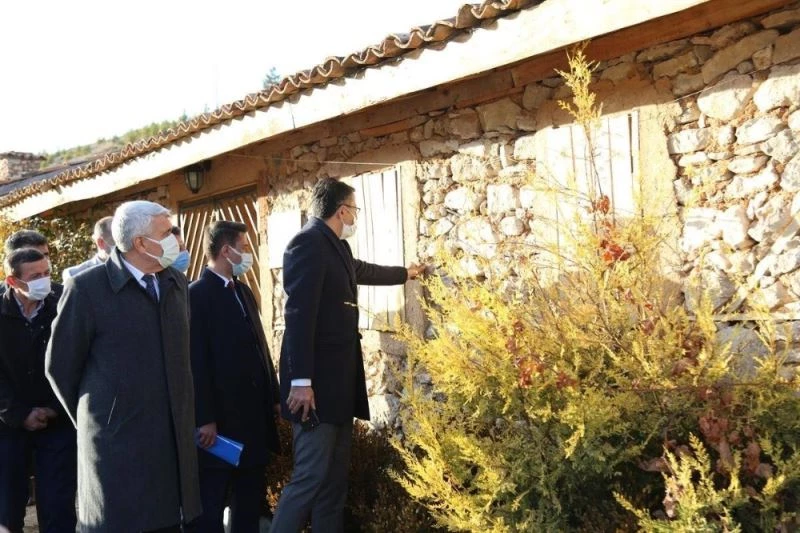Vali Ali Çelik, Kureyşler Barajı Kurtarma Kazıları Sergi Salonu’nu inceledi
