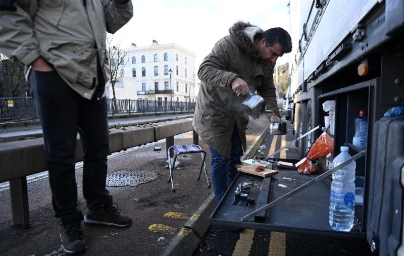İngiltere sınırında mahsur kalan Türk şoförlerin kahvaltısı İngiltere medyasında
