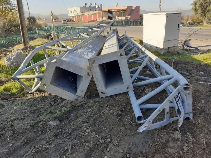 Düziçi’nde damperi açılan kamyon EDS direğini yıktı
