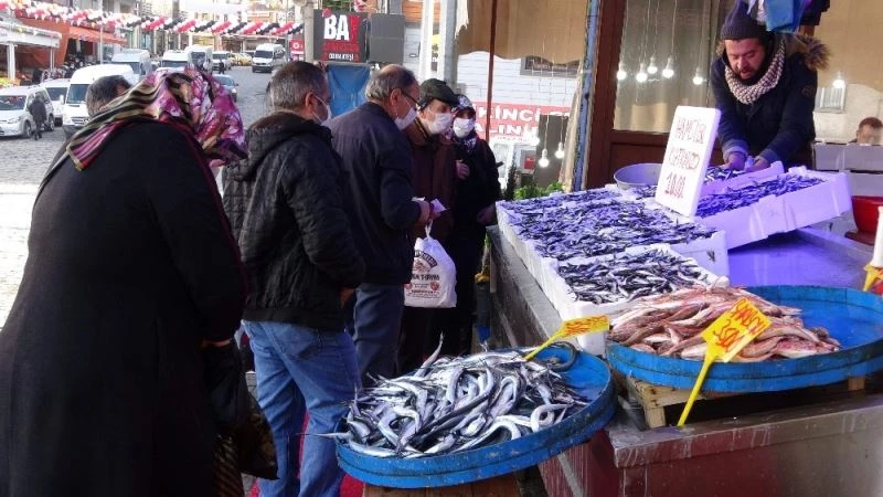 2 günlük hafta sonu kısıtlaması öncesi hamsi tezgahlarına akın ettiler
